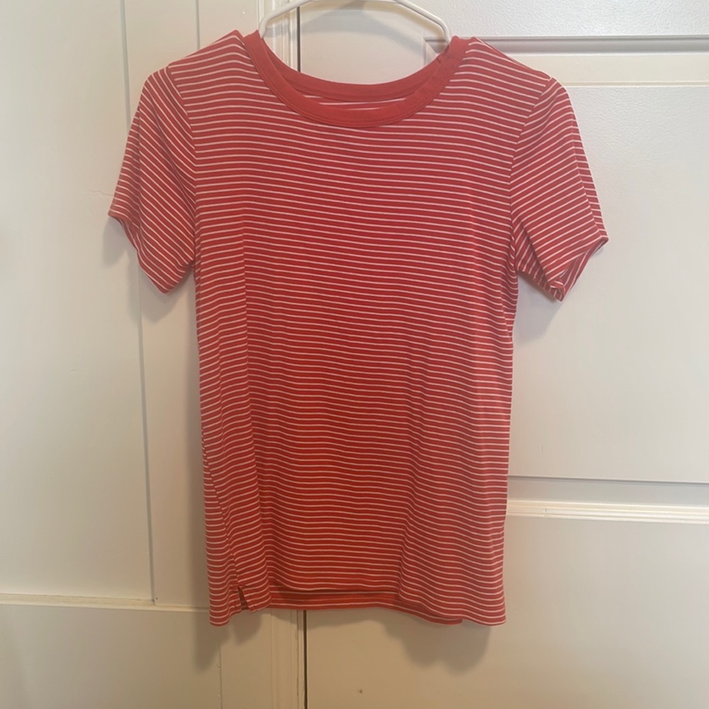 Good as new Womens Tee! Light red ribbed fabric!